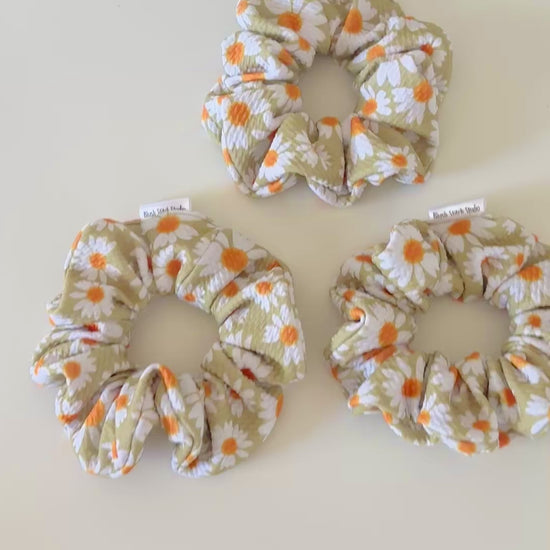 green daisy scrunchie